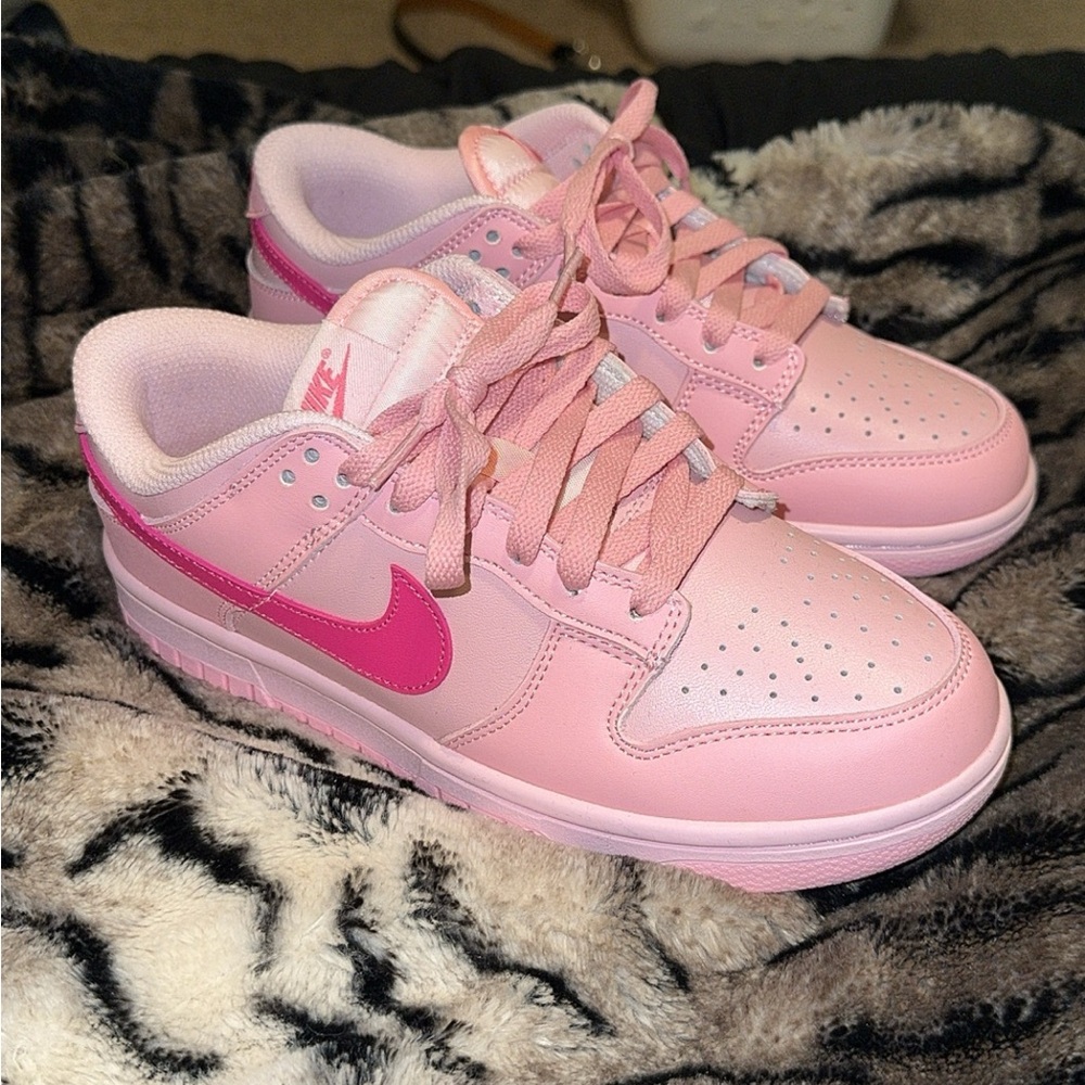 Nike dunk low triple pink